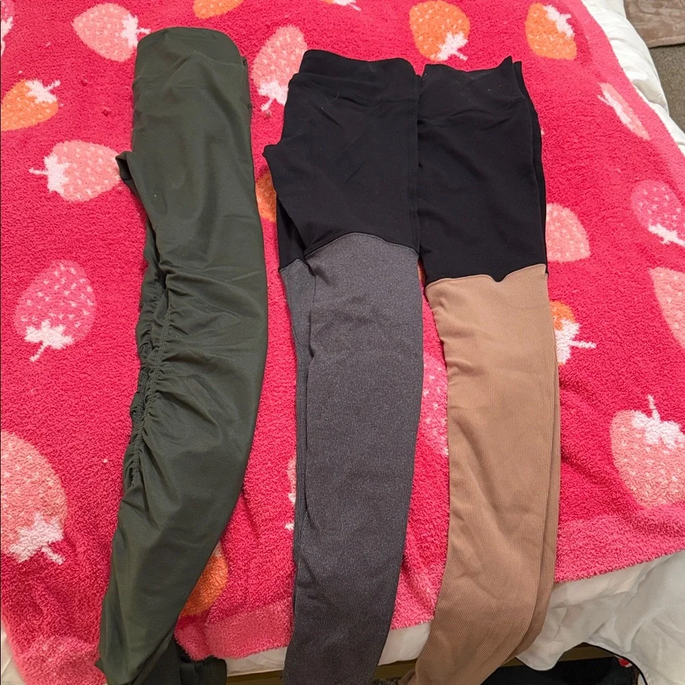 ALO Yoga Leggings Bundle Set - Black. Tan, Gray, and Green - Picture 7 of 7
